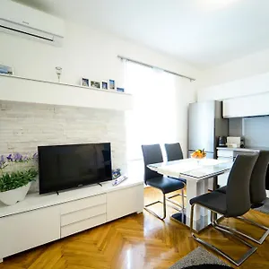  Apartment Central